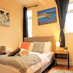 Ensuite Near Luton Station Homestay Luton (Bedfordshire)